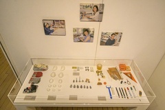 ピングーの制作に使われた材料や素材、道具と一緒に、制作スタッフのパネルも展示
