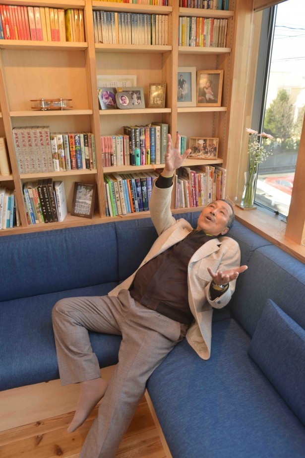 【写真を見る】全身を使って家について感じたことを表現