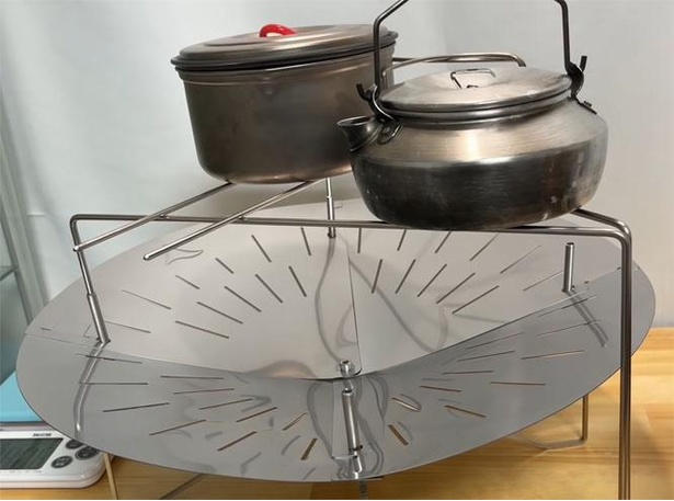 五徳には鍋とケトルなど2個置きすることもできるので、調理の幅も広がる