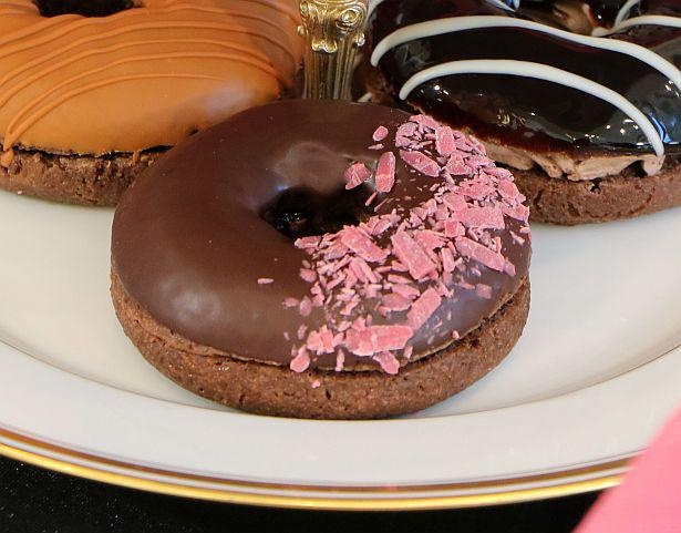 ヴィタメールの「プラリネショコラ」をイメージしたドーナツ「ショコラ ミルティーユ」