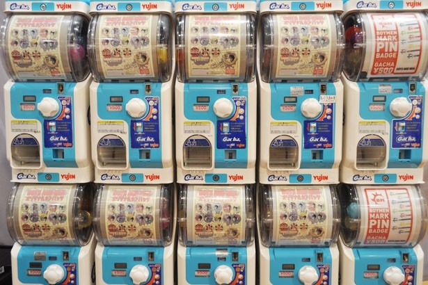 イベント限定缶バッチのガチャガチャは1回500円