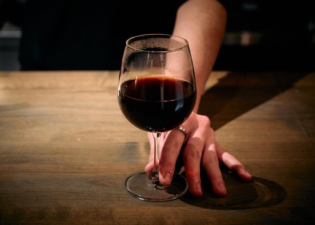 【写真】ドリップコーヒーHOT(450円〜)。ワイングラス、カップなど、提供する際の器は豆の種類によって変えている