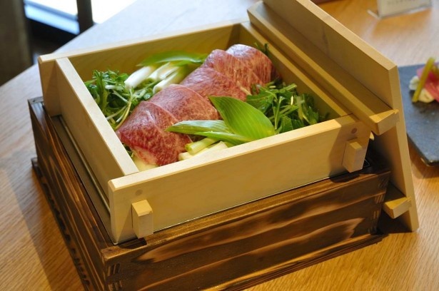 「ダイナミックキッチン＆バー 響」の「山形牛の水煙蒸し」。水を入れてふたをすると、肉や野菜がおいしさをとじこめたまま一気に蒸し上がる