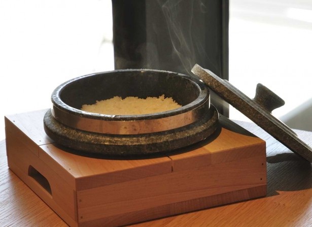 「ダイナミックキッチン＆バー 響」のもうひとつの自慢、石釜炊きのコシヒカリ(1080円）。梅干しやハラスなどご飯の友もそろう