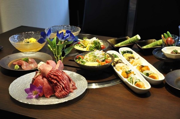 厚切り焼肉店の元祖「トラジ」のレディースコース(5000円)。バラエティ豊かなメニューがそろう
