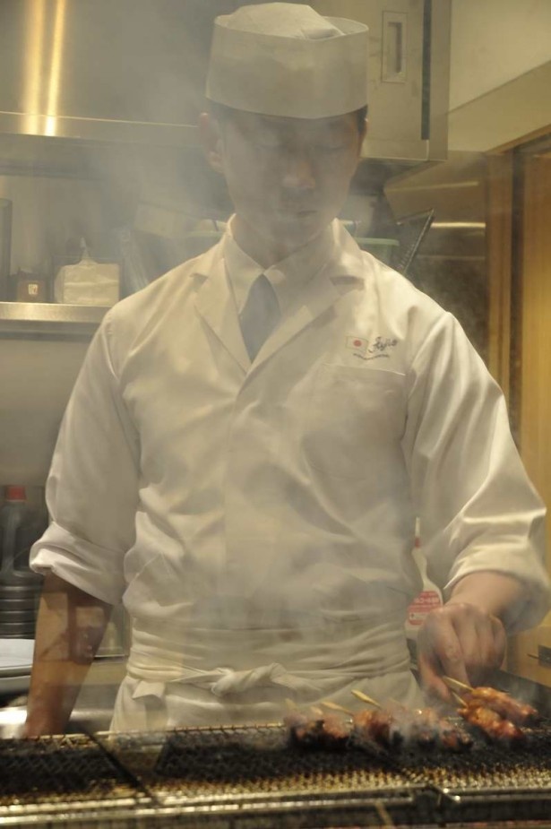 煙をもうもうと上げて焼かれる｢鳥料理 藤よし」の焼鳥。キッチンとの間はガラスで仕切られているので煙たくなく、においも移らない