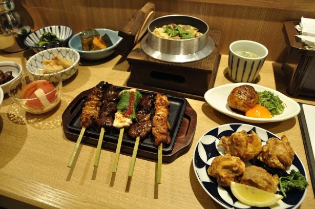 焼鳥に釜飯や季節の小鉢、鶏スープなどが付く「鳥料理 藤よし」の釜飯焼鳥御膳(2000円～)はお得感満点