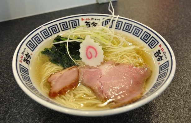 而今の「あっさり塩 芳醇鶏香塩そば」(750円)。滋味豊かなスープは香りも高い