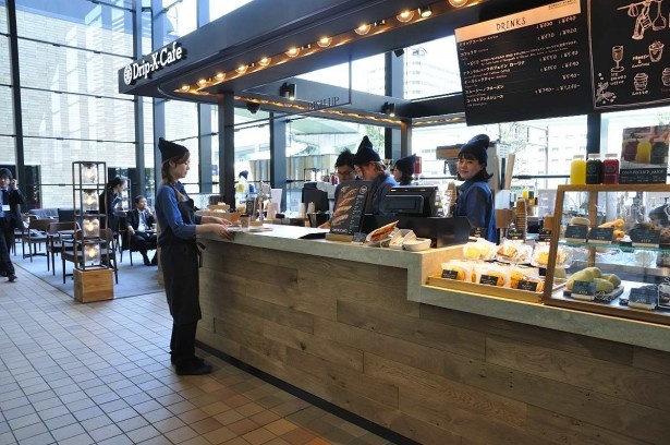 大きな吹き抜けが心地いい「ドリップ-X-カフェ」。ブレンドコーヒーやスペシャルティコーヒー、コールドプレスジュースなどが楽しめる