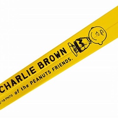 チャーリーの服を思わせる濃い黄色