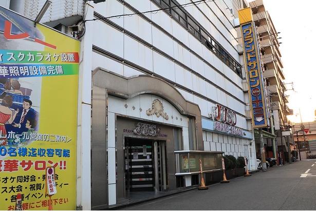 阪急十三駅西口から徒歩5分の場所にある
