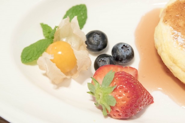 ビタミンCが豊富ないちごやブルーベリー、ほおずきが添えられ、目で見ても楽しい彩り豊かな一皿に