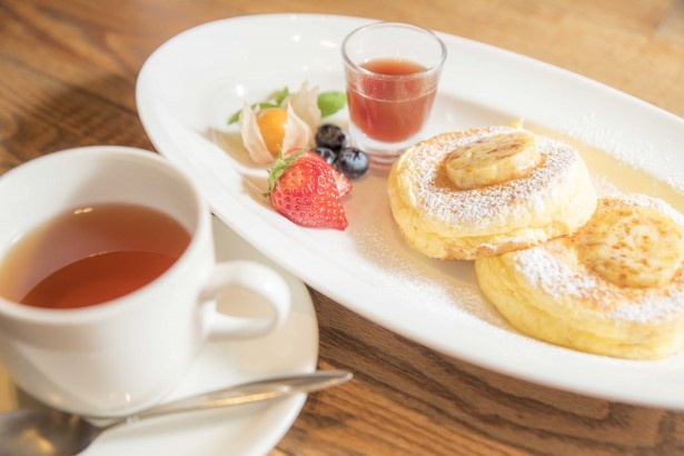 オリジナルパンケーキには店長イチオシのジンジャーティーをセットで