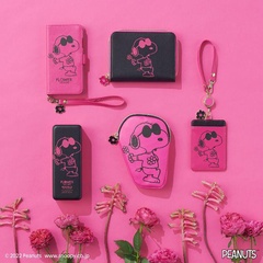 ピンクとブラックのバイカラーを基調としたスタイリッシュな「ブック型フォンケース(iPhone8/7/SE2対応)」(3300円)や「ミニ財布」(3520円)
