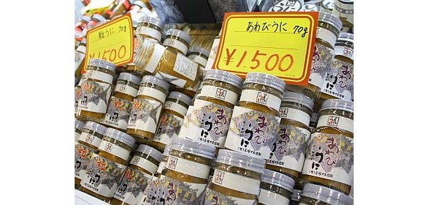 熊本県の｢あわびウニ｣(80g入り1500円)は、角切りされたアワビにウニが和えてあり、酒のつまみにぴったり！