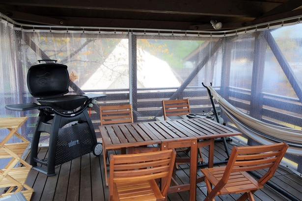 BBQスペースには、テーブルとイス、ガスグリルが設置。ビニールのカーテンで覆われているので、天候を気にせず楽しめる