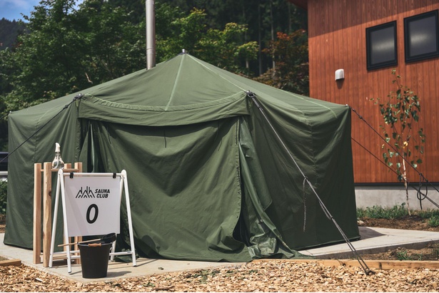 宿泊者のみが使える大型テントは定員12名まで