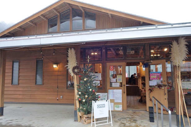 木造りのナチュラルな建物の「カフェ＆ショップ YAMASEMI」。営業時間10:00～17:00。飲食提供は基本水曜定休(臨時休業あり)