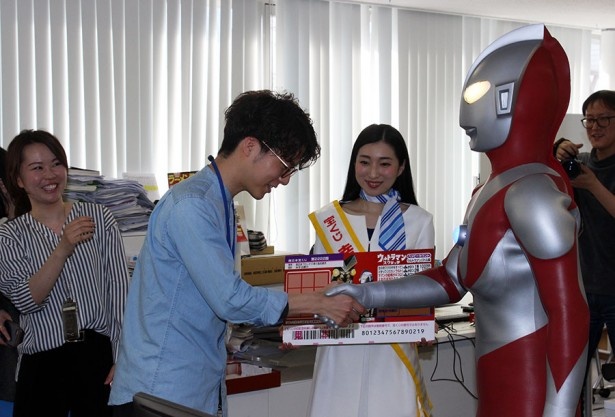 ウルトラマンとの握手に感激！