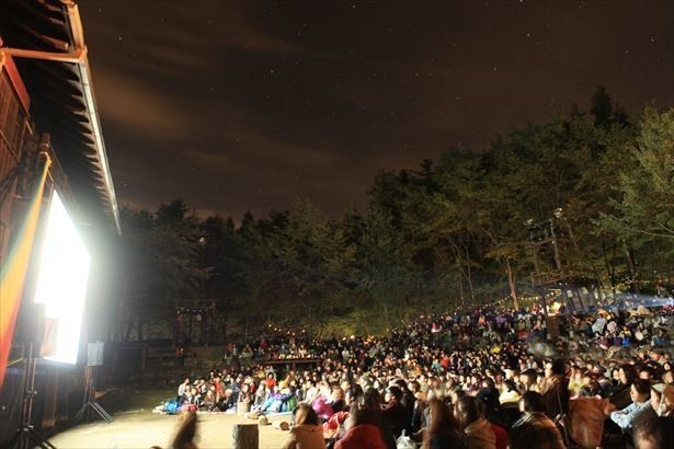 非日常空間が楽しめる「夜空と交差する森の映画祭」
