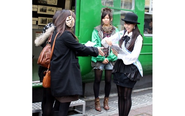 「渋谷芸術祭」のチラシを配る穂のかちゃん