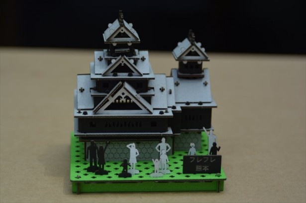 ダンボールで作ったとは思えないディティールの熊本城。「ダンボール熊本城」(2000円、送料無料)は公式サイトにて販売している