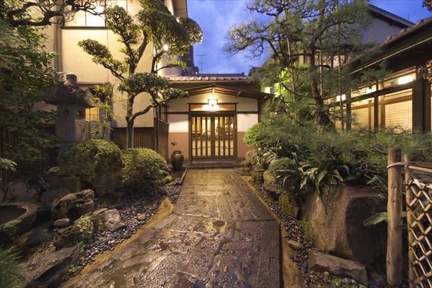 名古屋市・熱田区に本店を構える「あつた蓬莱軒」