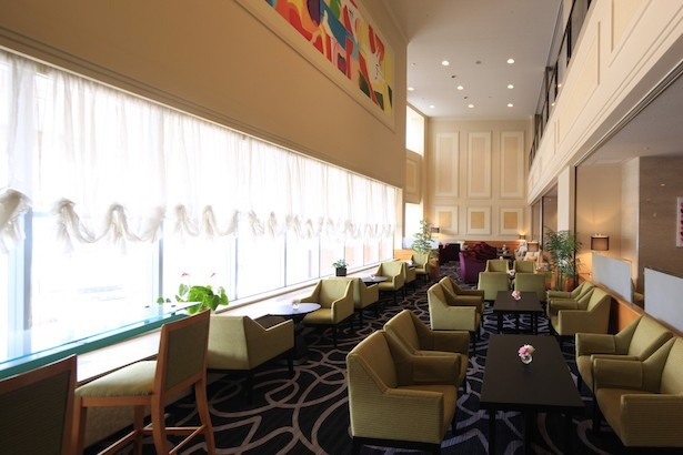ホテル日航奈良3階「ロビーラウンジ ファウンテン」のゆったりとくつろげる空間でプレミアムなかき氷を味わおう