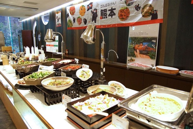 ブッフェには熊本県産鶏の唐揚げや野菜のサラダバーなども