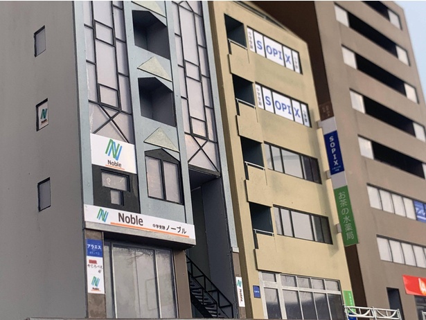 街中で見かけるビル群を紙で再現