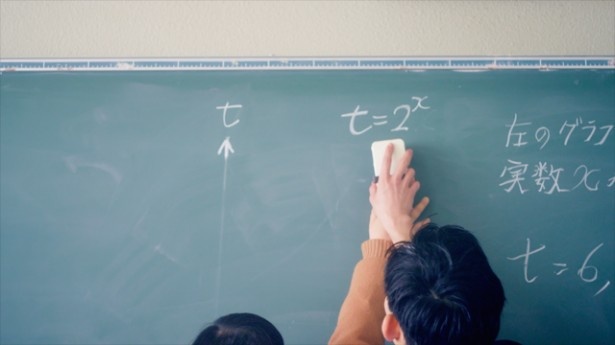 数学の授業後、黒板の文字を消すゆりやん。上の届かないところを必死に消していると、竜星が手をそっと差しのべる