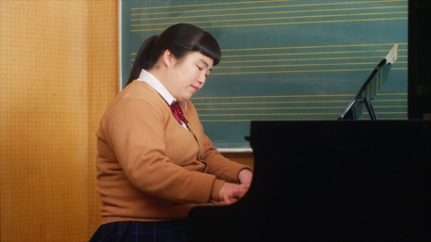 音楽室でピアノを弾くゆりやん