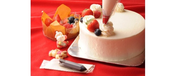 パティシエが作ったスポンジケーキと、厳選したフルーツやプレートがセットになっている、「フルベジ」の「マイデコレーション・クリスマスケーキ」(4200円)