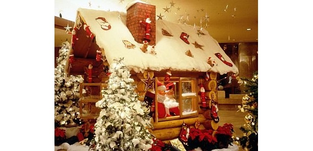 ヒルトン大阪のクリスマスグッズの特設売場「ジンジャーブレッドハウス」は12/25(金)まで。シェフ特製スイーツやクリスマスオーナメント、グッズなどを販売