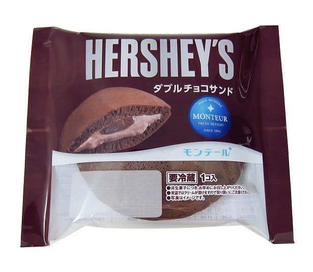 【写真を見る】しっとり焼いた生地にダブルチョコをはさんだ「HERSHEY’S ダブルチョコサンド」(129円・沖縄のみ167円)