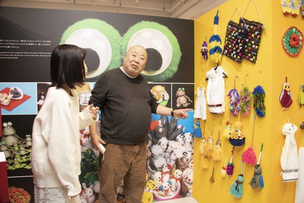 おかんアートには惜しげもなくブランドタオルなどが活用されている。「奥深いですね」と河合編集長