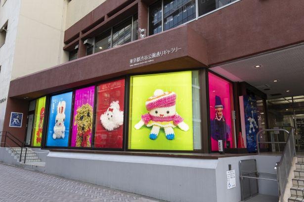 渋谷らしさ全開のポップな展示。公園通りから見ることができる
