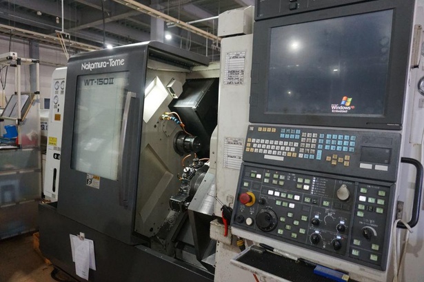 工場内にある機械を使って真鍮の切削を行い、商品を作る
