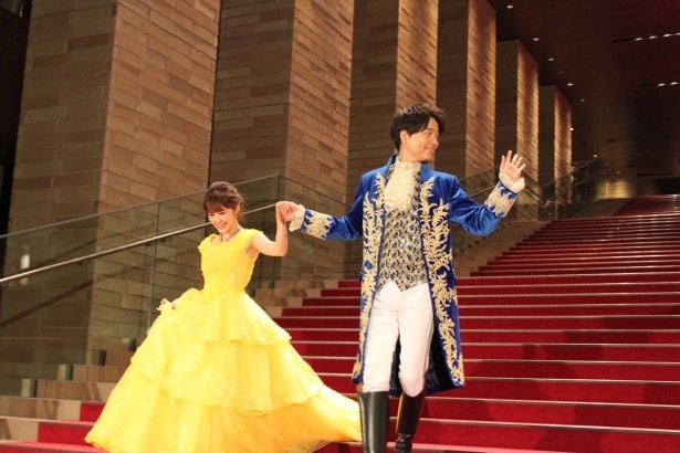 フェスティバルホールの大階段に登場した昆夏美と山崎育三郎