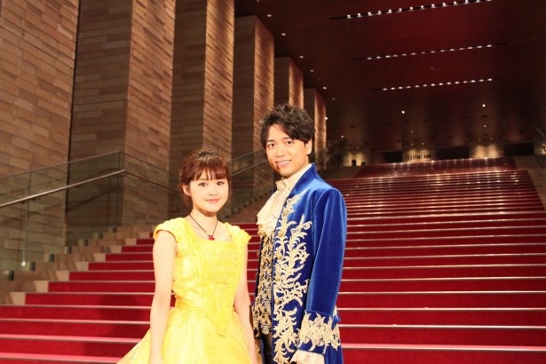 役柄の衣装に身を包んだ昆夏美と山崎育三郎