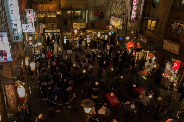 【写真を見る】昭和30年代の雰囲気漂うラーメン博物館の内部