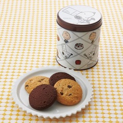 スヌーピーの好物であるチョコチップクッキーと、ココアクッキーの2種類を詰合わせた「料理長スヌーピー クッキー詰合せ」