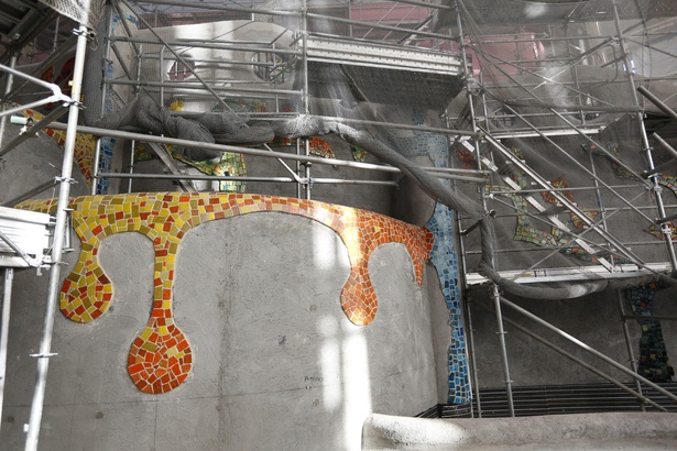 「ジブリの大倉庫」エリア内の広場を彩るタイル飾りは、タイル作りから一貫して手掛けるアーティストと共同で作成