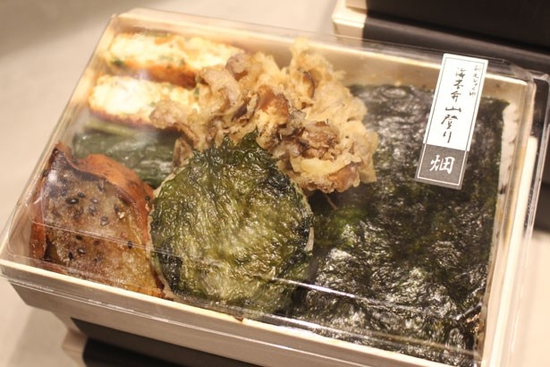 「海苔弁 畑」(1080円)。メインの総菜は「れんこん大葉もち」。優しい味わいの豆腐ハンバーグも美味