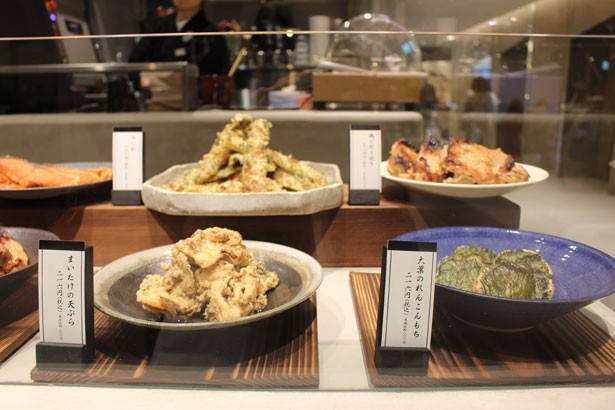 天ぷらやちくわの磯部揚げなど、自分好みの海苔弁にアレンジできる総菜も販売