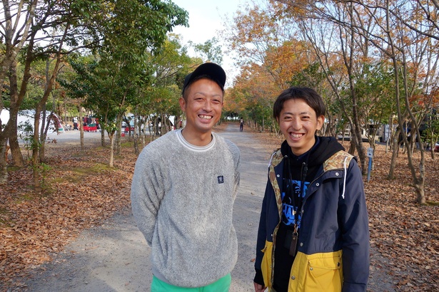 茨城町商工観光課の小松陽人さん(左)と長洲和英さん(右)。「茨城には穴場のキャンプ場が結構ありますよ」