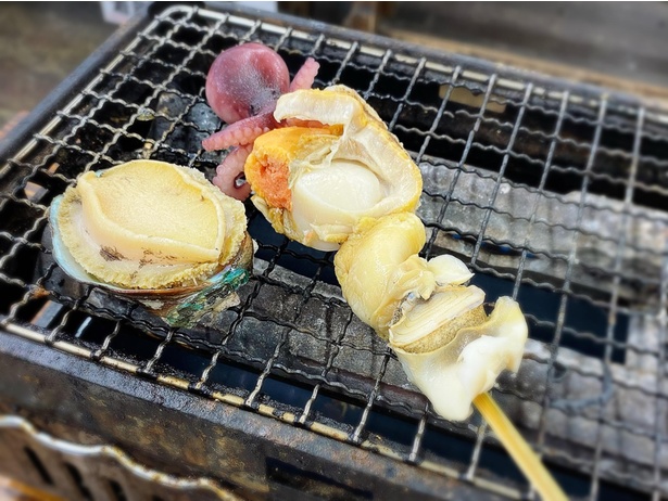 大洗町の海鮮市場では、カキやアワビ、魚介の串ものも入手できる
