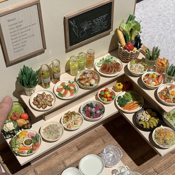 なにを食べるか迷ってしまいそうなサラダブッフェのドールハウス