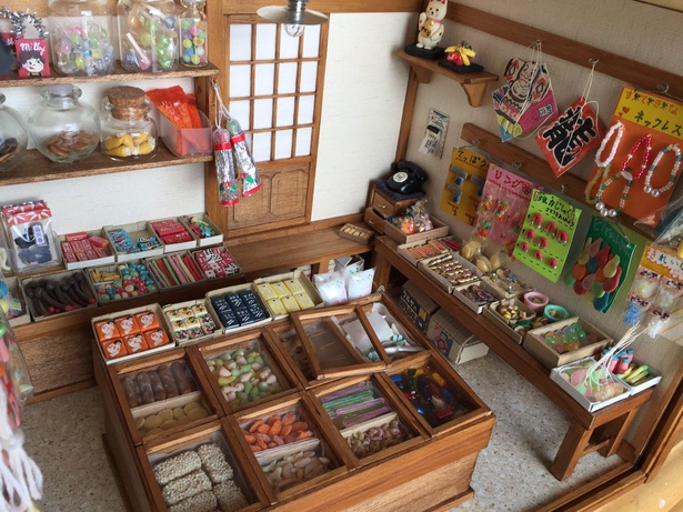 ノスタルジックな雰囲気の漂う駄菓子屋さんのドールハウス