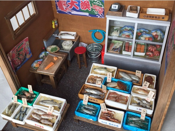 威勢のいい声が聞こえてきそうな、魚屋さんのドールハウス